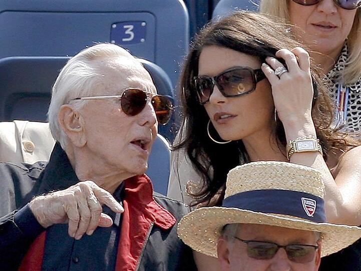 Catherine Zeta-Jones bei einem Tennis-Spiel mit ihrem Schwiegervater, dem Schauspieler Kirk Douglas.