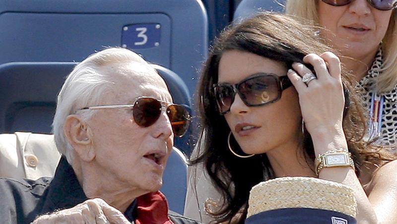 Catherine Zeta-Jones bei einem Tennis-Spiel mit ihrem Schwiegervater, dem Schauspieler Kirk Douglas. Catherine Zeta-Jones bei einem Tennis-Spiel mit ihrem Schwiegervater, dem Schauspieler Kirk Douglas.