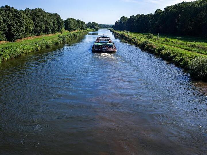 Ein Frachtschiff auf dem Elbe-Lübeck-Kanal. Die deutsche Chemiebranche fordert einen zügigen Ausbau der Binnenwasserstraßen.