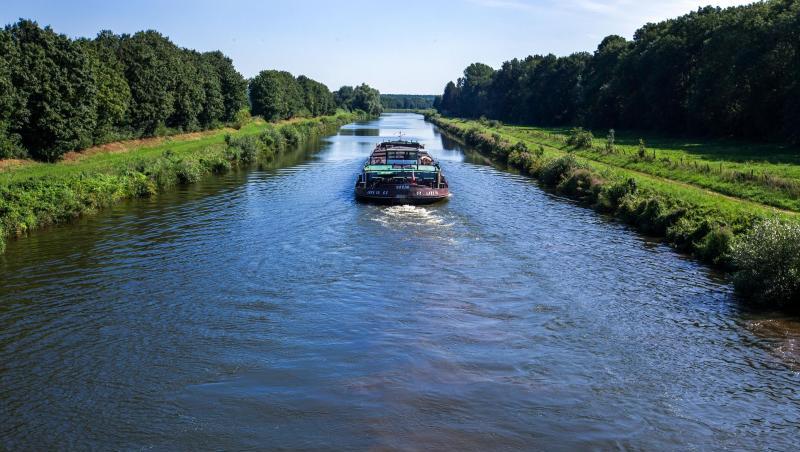 Ein Frachtschiff auf dem Elbe-Lübeck-Kanal. Die deutsche Chemiebranche fordert einen zügigen Ausbau der Binnenwasserstraßen. Ein Frachtschiff auf dem Elbe-Lübeck-Kanal. Die deutsche Chemiebranche fordert einen zügigen Ausbau der Binnenwasserstraßen.