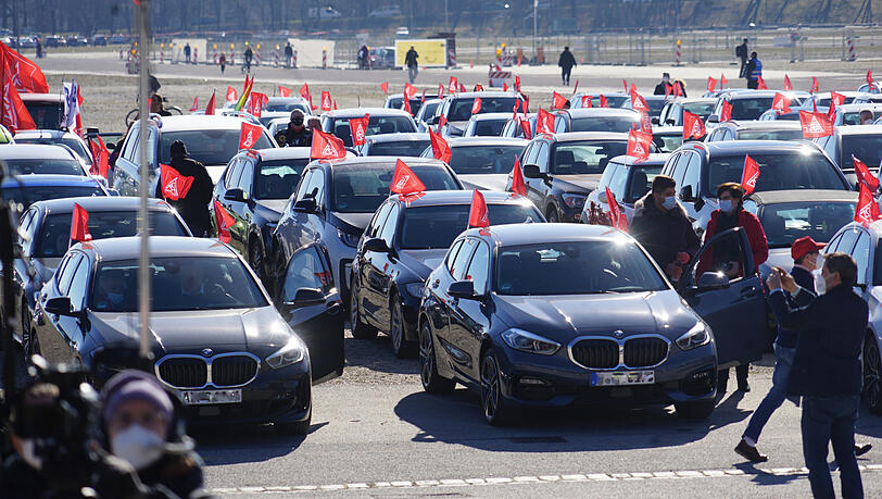 Sieht nicht unbedingt gleich wie eine Demo aus, ist aber eine: Autos auf der Theresienwiese.