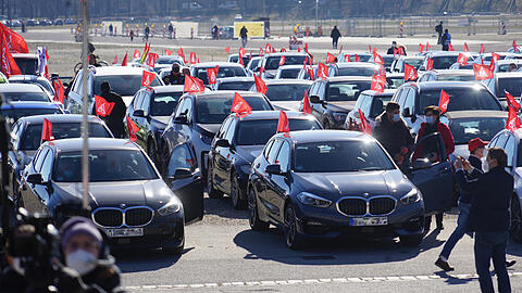 Sieht nicht unbedingt gleich wie eine Demo aus, ist aber eine: Autos auf der Theresienwiese.