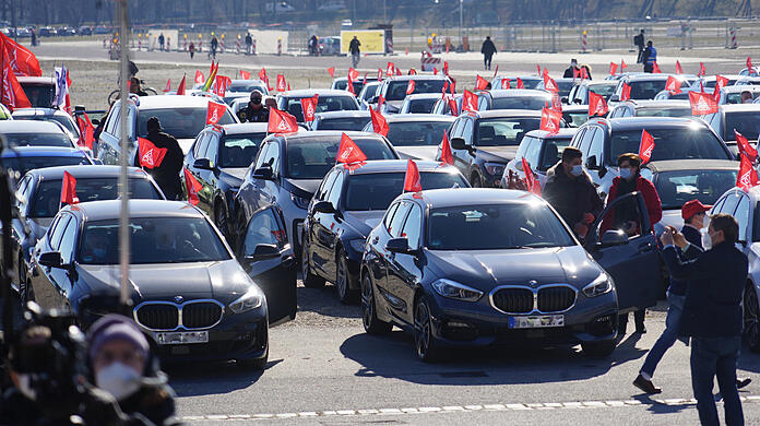 Sieht nicht unbedingt gleich wie eine Demo aus, ist aber eine: Autos auf der Theresienwiese.