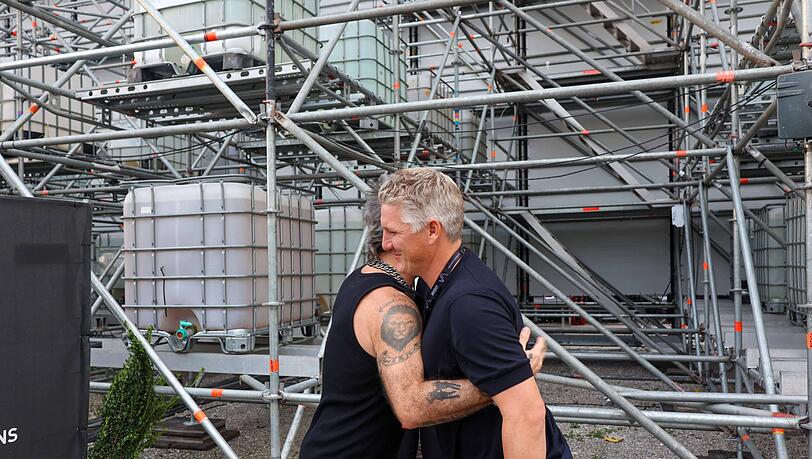 Robbie Williams umarmt Bastian Schweinsteiger vor seinem Konzert Robbie Williams umarmt Bastian Schweinsteiger vor seinem Konzert