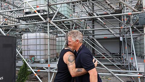 Robbie Williams umarmt  Bastian Schweinsteiger vor seinem Konzert