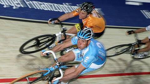 Erik Zabel (vorne) bläst 2008 zum letzten Mal bei den Münchner Sixdays zum Angriff.