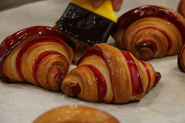 Am Ende bestreicht Gerstmeir das Gebäck mit einer Aprikotur, einer Mischung aus Aprikosenmarmelade und Wasser, damit es einen schönen Glanz erhält. Am Ende bestreicht Gerstmeir das Gebäck mit einer Aprikotur, einer Mischung aus Aprikosenmarmelade und Wasser, damit es einen schönen Glanz erhält.