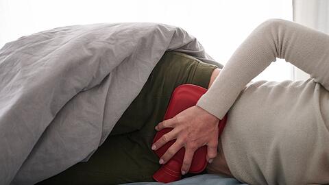 Die H&auml;lfte der Betroffenen hat erste Symptome vor dem 20. Lebensjahr. (Symbolbild)