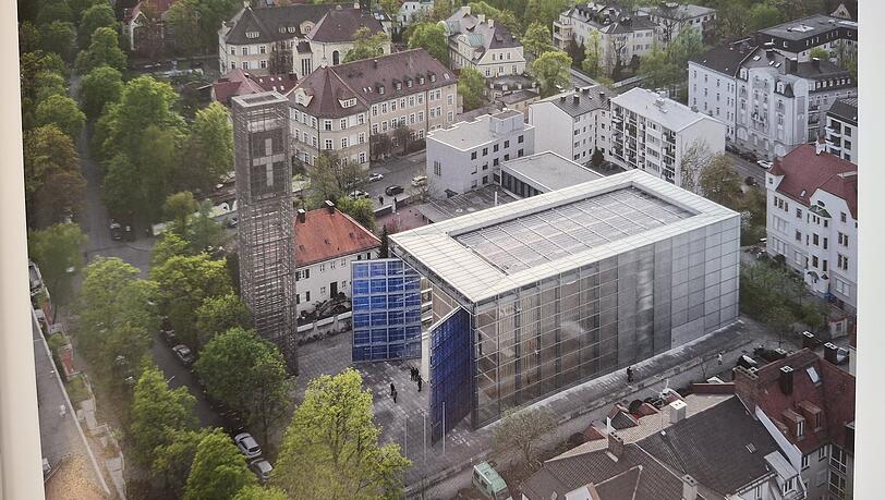 Was für ein riesiges Kirchportal! Es ist übrigens das weltgrößte seiner Art. Der 1997 bis 2000 erstellte Bau der Herz-
Jesu-Kirche hat nichts von seiner Faszination verloren. Was für ein riesiges Kirchportal! Es ist übrigens das weltgrößte seiner Art. Der 1997 bis 2000 erstellte Bau der Herz-
Jesu-Kirche hat nichts von seiner Faszination verloren.