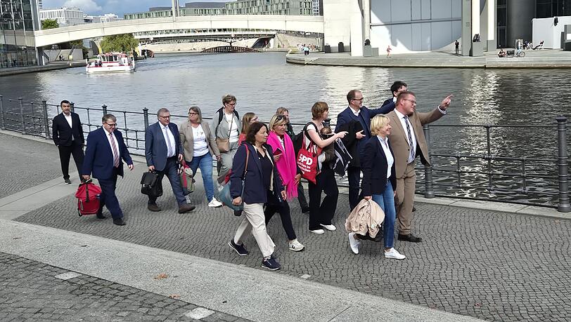 Da lang! Die SPD-Fraktion des Bayerischen Landtags im Berliner Regierungsviertel. Ganz vorne: der Vorsitzende Holger Grie&szlig;hammer.