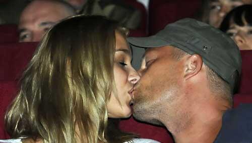 Kuscheln im Kino: Til Schweiger und seine Freundin Melanie Scholz. Kuscheln im Kino: Til Schweiger und seine Freundin Melanie Scholz.