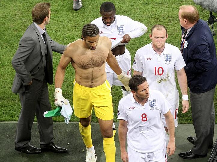 Englands Nationalspieler und David Beckham (l) marschieren in die Kabine.