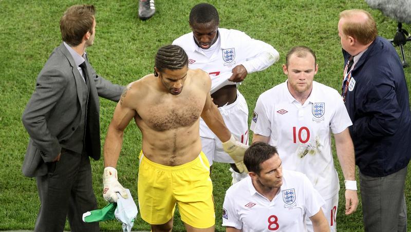 Englands Nationalspieler und David Beckham (l) marschieren in die Kabine. Englands Nationalspieler und David Beckham (l) marschieren in die Kabine.