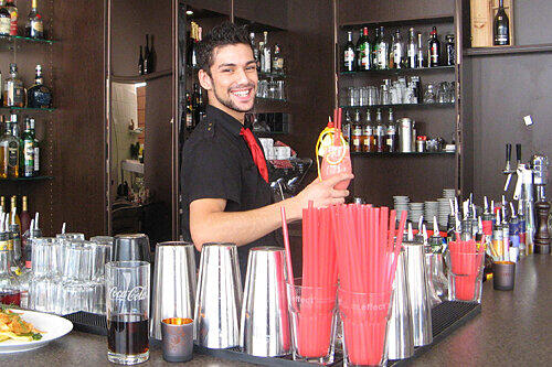 Frische Erdbeeren, Säfte und Sahne mixt Barkeeper Eray Tasöz in der &bdquo;Vitrine&ldquo;-Bar zum Cocktail &bdquo;Strawberry Kiss&ldquo;.
