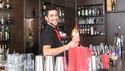 Frische Erdbeeren, Säfte und Sahne mixt Barkeeper Eray Tasöz in der „Vitrine“-Bar zum Cocktail „Strawberry Kiss“. Frische Erdbeeren, Säfte und Sahne mixt Barkeeper Eray Tasöz in der „Vitrine“-Bar zum Cocktail „Strawberry Kiss“.