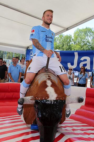 Daniel Adlung beim "Bullriding".
