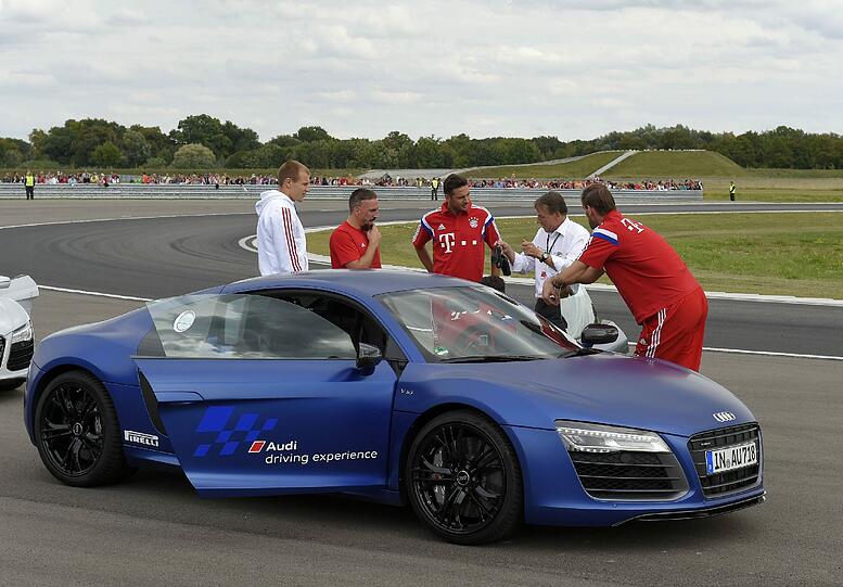 Die Bayern-Stars mit ihren neuen Dienstwagen.