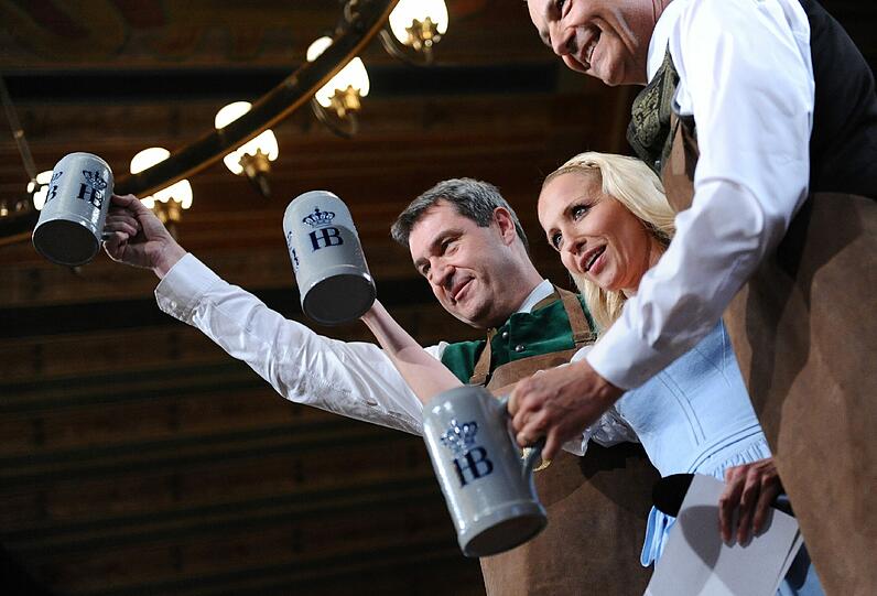 Bei seiner Maibock-Rede zeigt der bayerische Finanzminister gerne, dass er sich im Rampenlicht so richtig wohl fühlt.
