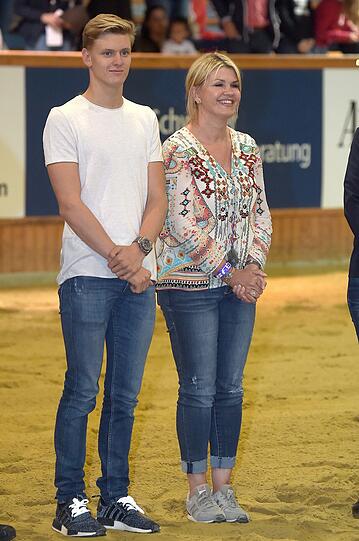 Mick Schumacher mit Corinna Schumacher feiern den Sieg von Gina beim Westernreiten