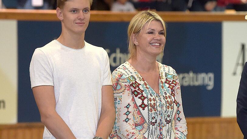 Mick Schumacher mit Corinna Schumacher feiern den Sieg von Gina beim Westernreiten Mick Schumacher mit Corinna Schumacher feiern den Sieg von Gina beim Westernreiten