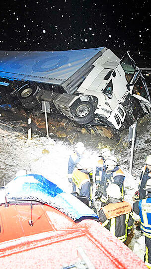 Der Lkw war im Schneetreiben in einen Schutzwall gefahren und kippte um. Die Ausfahrt Hofolding war lange gesperrt.