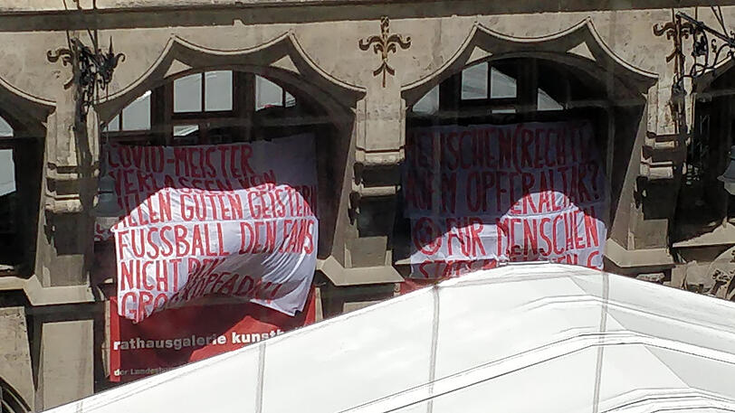 Die beiden kritischen Protest-Banner im Münchner Rathaus.