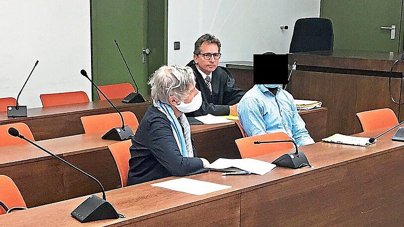 Der Angeklagte mit Anwalt und Dolmetscherin.