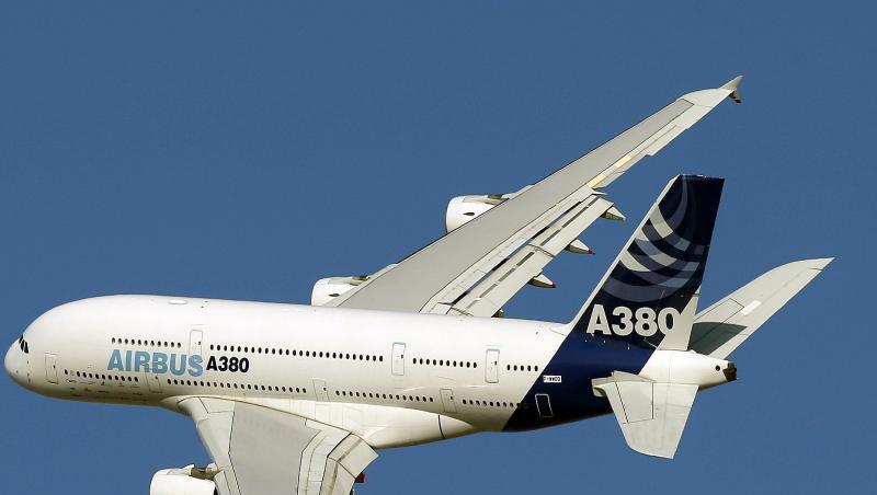 Ein Airbus A380 fliegt bei eines Demonstrationsflugs. Foto: Ali Haider/Archiv Ein Airbus A380 fliegt bei eines Demonstrationsflugs. Foto: Ali Haider/Archiv