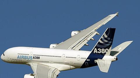 Ein Airbus A380 fliegt bei eines Demonstrationsflugs. Foto: Ali Haider/Archiv