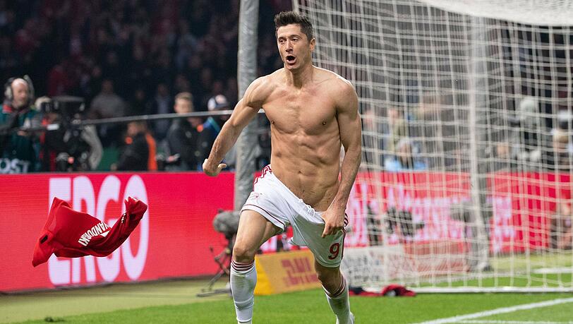 Mittlerweile fast schon ikonisch: Lewandowskis Jubel-Bild nach seinem Tor im Pokalfinale gegen Leipzig 2019. Mittlerweile fast schon ikonisch: Lewandowskis Jubel-Bild nach seinem Tor im Pokalfinale gegen Leipzig 2019.