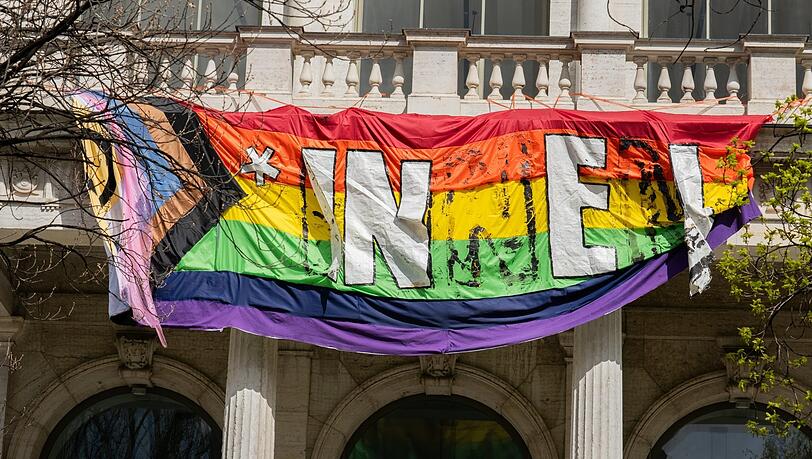 Schon etwas mitgenommen: Gender-Protestplakat über dem Eingang der Akademie der Bildenden Künste in der Akademiestraße. Schon etwas mitgenommen: Gender-Protestplakat über dem Eingang der Akademie der Bildenden Künste in der Akademiestraße.