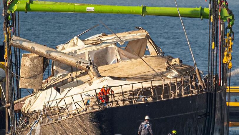 Mithilfe von Spezialkränen wurde zunächst die 56 Meter lange Segeljacht aus rund 50 Metern Tiefe angehoben.