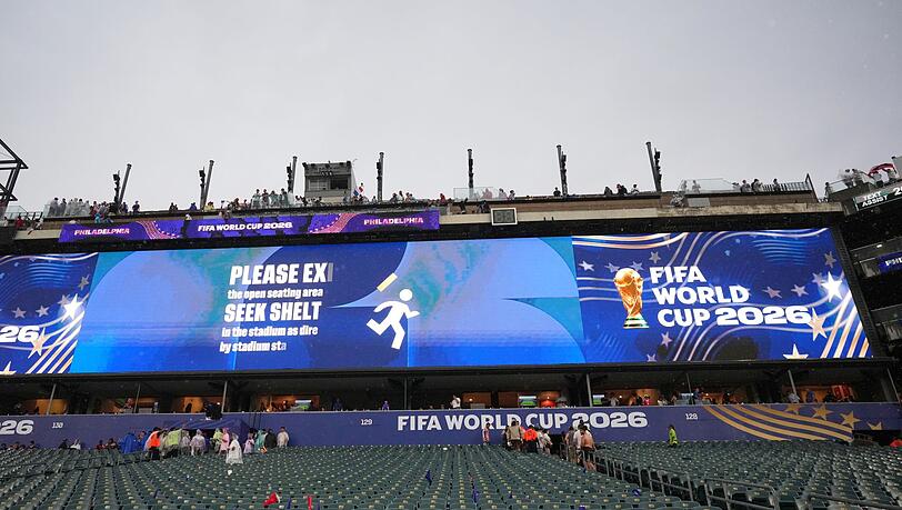 Über die Anzeigentafel werden die Besucher aufgefordert, das Stadion zu verlassen. Über die Anzeigentafel werden die Besucher aufgefordert, das Stadion zu verlassen.