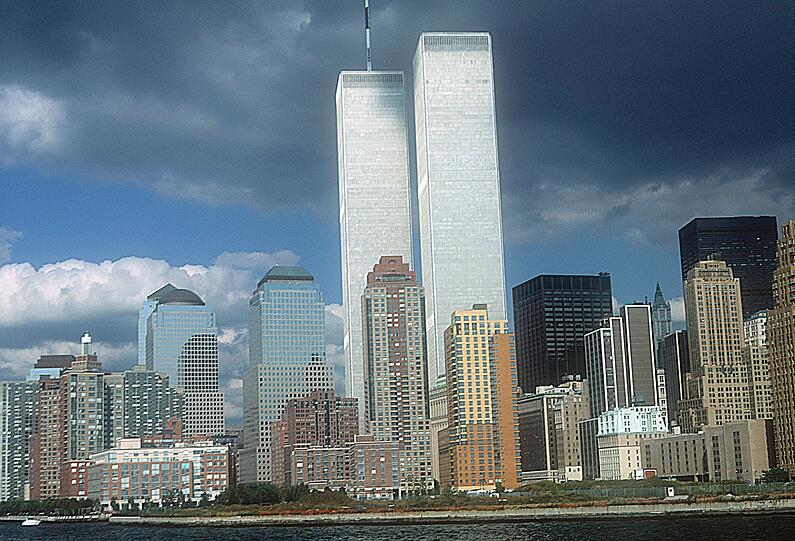 Die Twin Towers des World Trade Centers kamen am 11. September 2001 durch den gr&ouml;&szlig;ten Terroranschlag zu Fall, den die USA bislang erlebten. Eine 90-min&uuml;tige Dokumentation blickt zum 25. Jahrestag auf die Ereignisse von 9/11 zur&uuml;ck. Mit b&auml;renstark montierten Bildern und bewegenden Interviews mit Augenzeugen und Verantwortungstr&auml;gern.