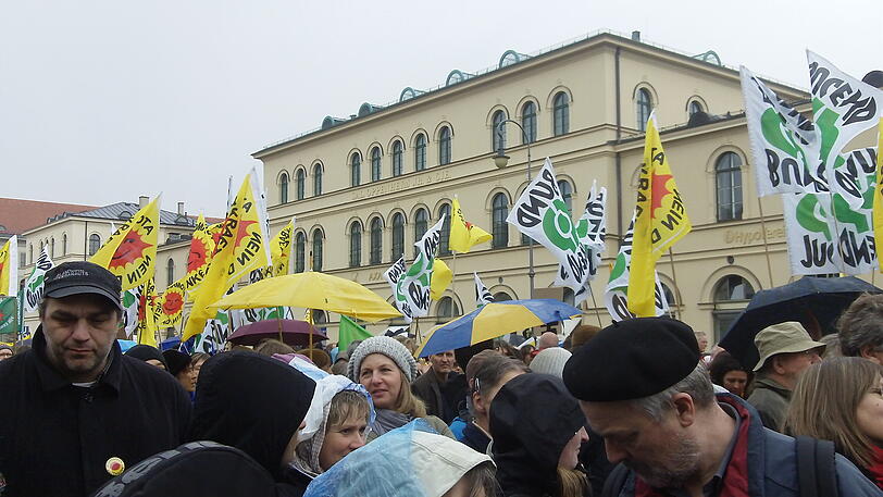 Trotz strömenden Regens haben am Samstagnachmittag rund 30.000 Menschen an einer Kundgebung
gegen Atomenergie auf dem Münchner Odeonsplatz teilgenommen. Sehen Sie hier die besten Bilder der Aktion.