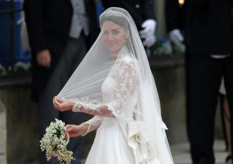 Das ist Englands zukünftige Königin: Kate Middleton kommt im weißen Brautkleid an der Abbey an.