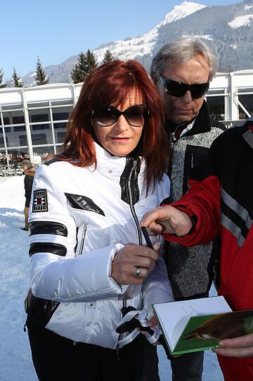 Andrea Berg gibt Autogramme