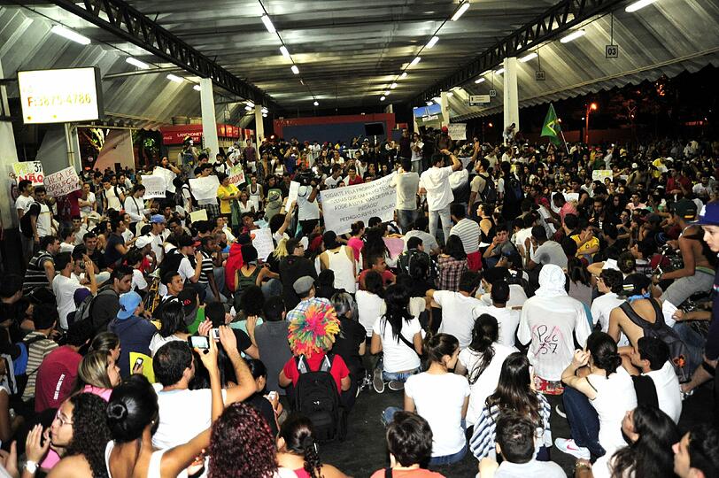Knapp ein Jahr vor der Fußball-WM in Brasilien erlebt das Land einen ungeahnten Sturm des Protestes.