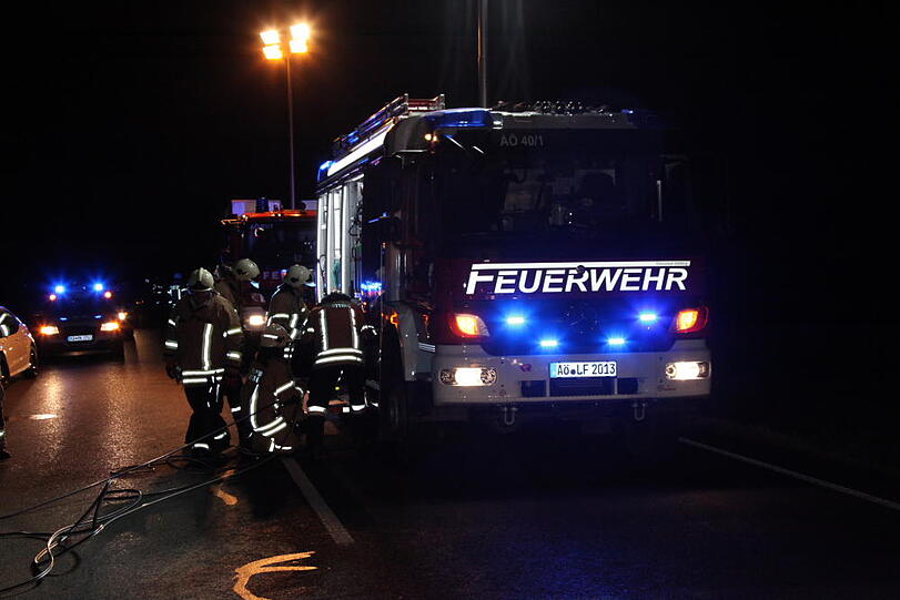 Schwerer Unfall auf der Staatsstraße 2550 bei Altötting. Der Fahrer des Wagens starb noch am Unfallort.
