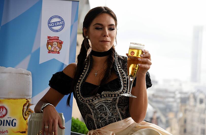 Die Maß sah auch schon mal besser aus: Liliana Matthäus ist die Botschafterin für das Frankfurter Oktoberfest. Na, denn: Prost.