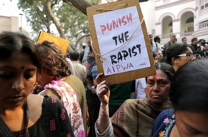 Indien hat nach mehreren aufsehenerregenden Vergewaltigungsfällen und öffentlichen Protesten wegen Gewalt gegen Frauen die Strafen für Vergewaltiger verschärft. Aktivisten zufolge hat sich die Situation für Frauen aber nicht gebessert. (Archivfoto)