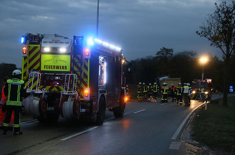 Schrecklicher Verkehrsunfall auf der Staatsstraße 2084 bei Erding. Ein Autofahrer ist nach einem Lkw-Zusammenstoß ums Leben gekommen. Die Bilder von der Unfallstelle.