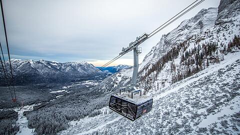 Die neue Seilbahn zur Zugspitze. Die Fenster der Gondeln sind rundherum bis zum Boden verglast. Wer nicht schwindelfrei ist, sollte sich lieber in die Mitte der Kabine stellen.