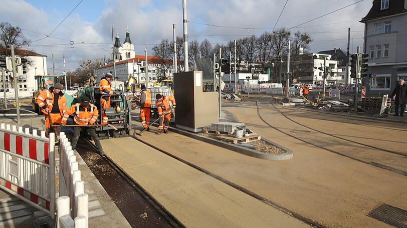 Baustelle Romanplatz: Arbeiter machen die Gleise fertig für die Tram.