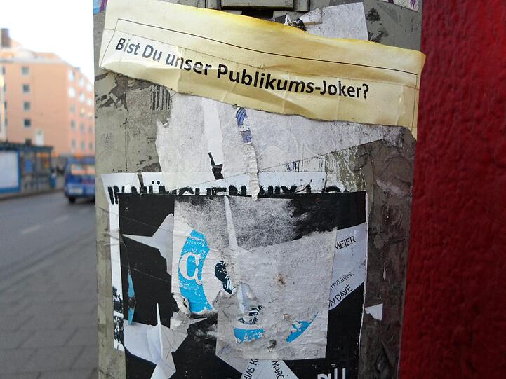 Ein Spiegelbild des Lebens im Stadtviertel: Die zahllosen Aufkleber in der Isarvorstadt zeigen mehr oder weniger gelungen, was sich tut - oder getan hat.