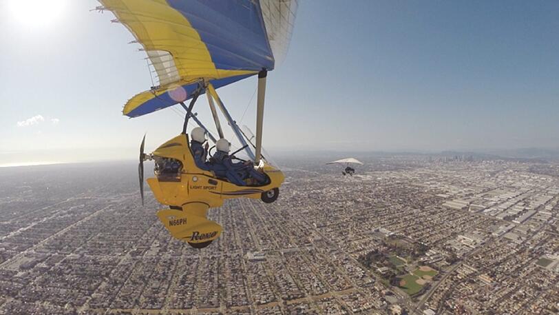 Oliver und Karina fliegen gemeinsam über den Wolken L.A.?s.