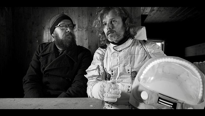 Gerd Baumann ist aus dem All zurückgekehrt und trifft in einer Waldhütte Sebastian Horn. Damit sind schon ein Drittel von Dreiviertelblut beisammen. Gerd Baumann ist aus dem All zurückgekehrt und trifft in einer Waldhütte Sebastian Horn. Damit sind schon ein Drittel von Dreiviertelblut beisammen.