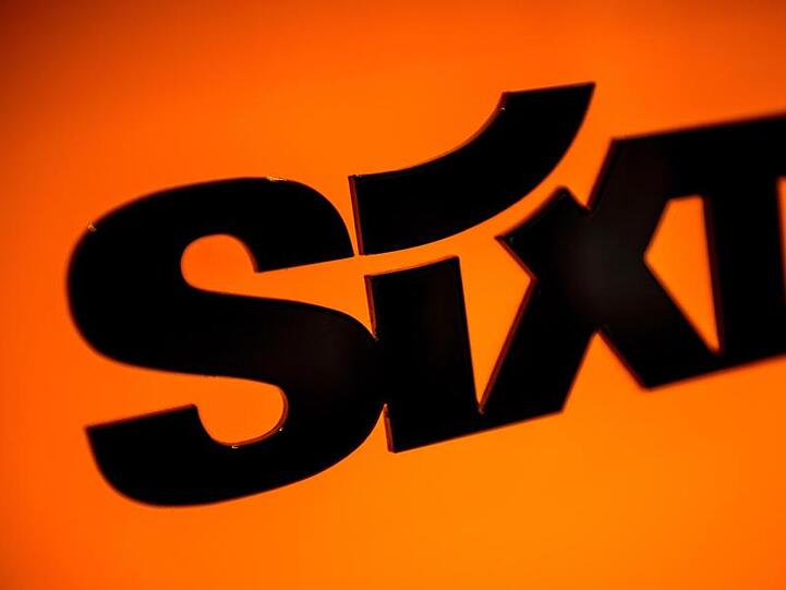 Der Schriftzug des Mietwagenanbieters Sixt. Foto: Sina Schuldt/Archivbild