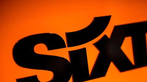 Der Schriftzug des Mietwagenanbieters Sixt. Foto: Sina Schuldt/Archivbild