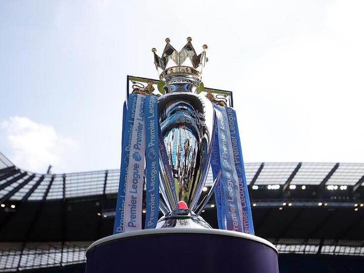 Die Trophäe der englischen Fußball Premier League: Derzeit steht auch auf der Insel der Fußball still.